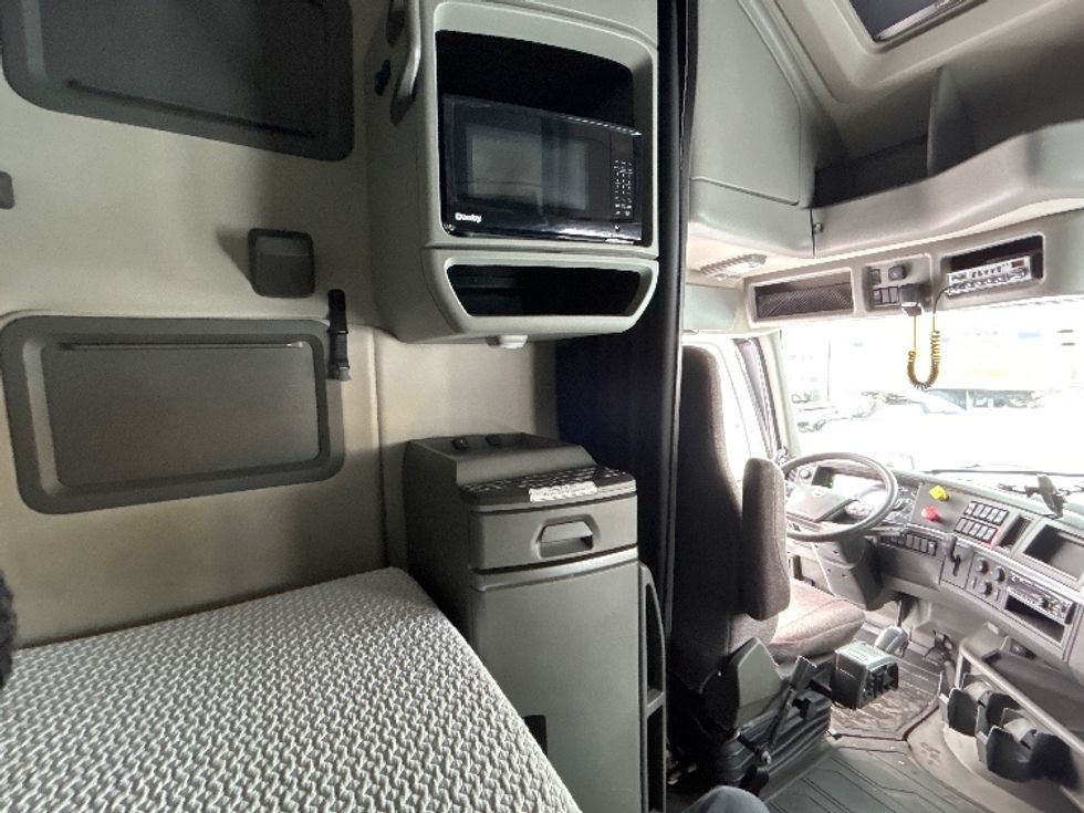 Sleeper Tractor-Heavy Duty Tractors-Volvo-2020-VNL64760-Ottawa-ON-835,948\n\t\tkm-$ 81,000 - Image 18