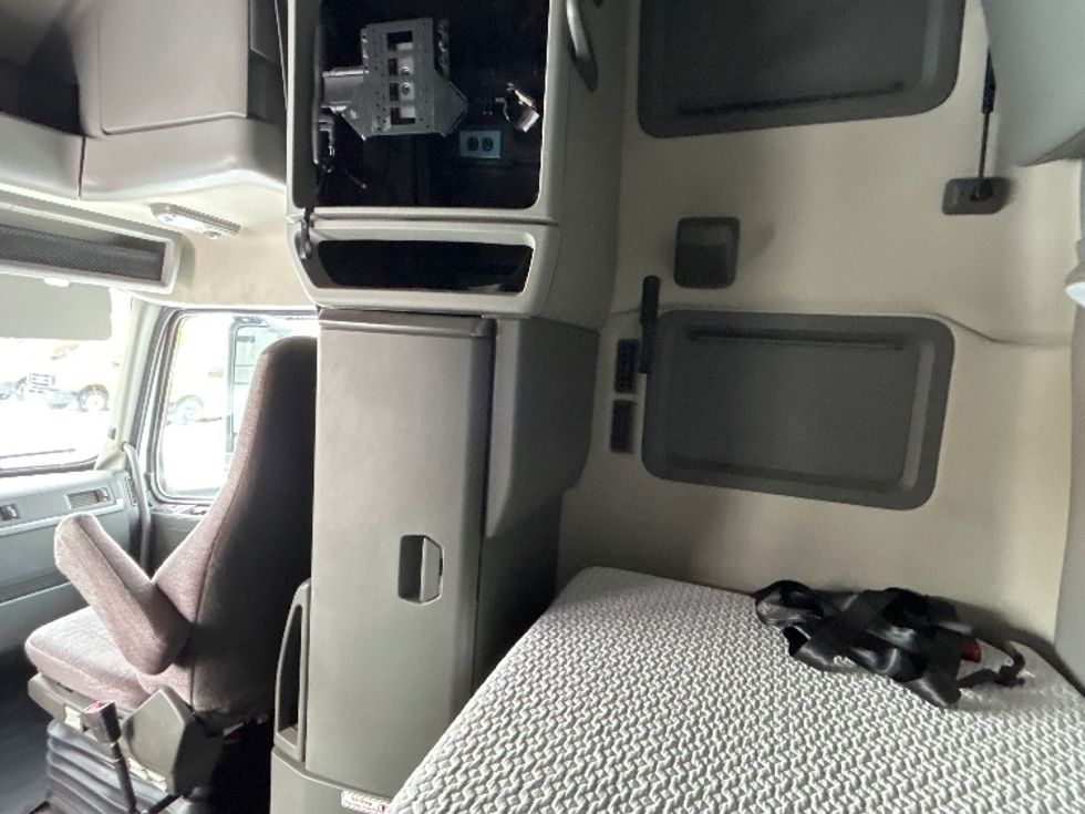 Sleeper Tractor-Heavy Duty Tractors-Volvo-2020-VNL64760-Ottawa-ON-835,948\n\t\tkm-$ 81,000 - Image 19