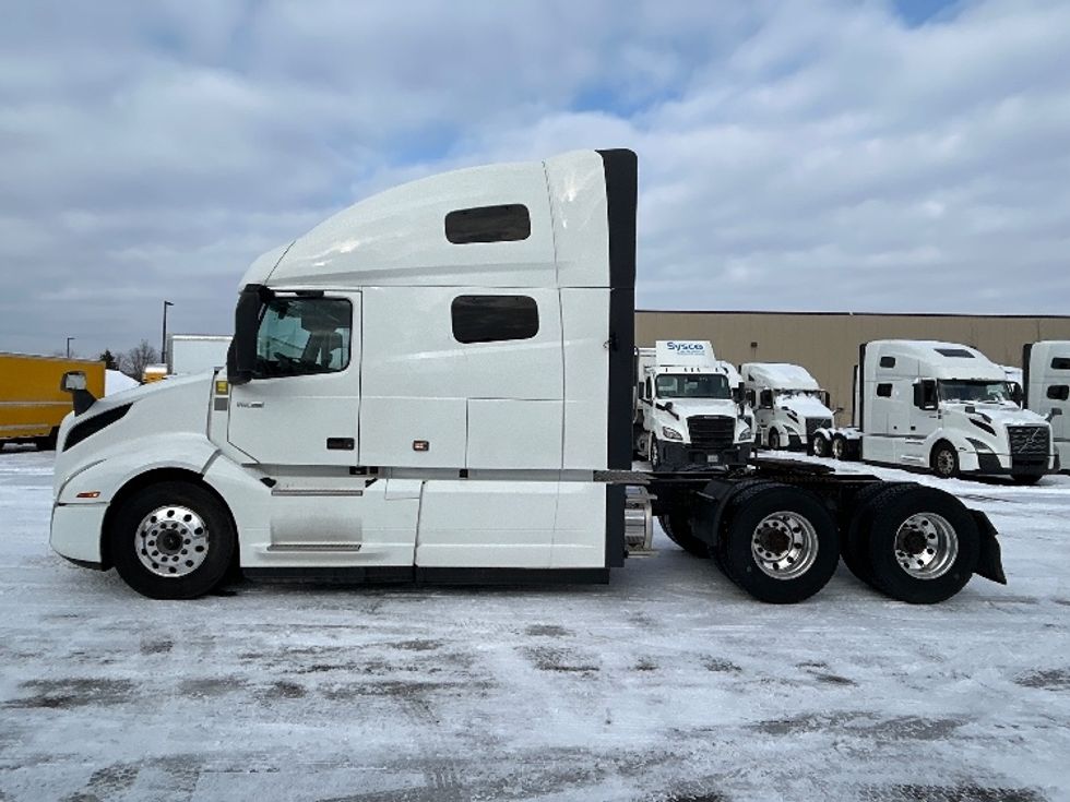 Sleeper Tractor-Heavy Duty Tractors-Volvo-2020-VNL64760-Ottawa-ON-835,948\n\t\tkm-$ 81,000 - Image 4