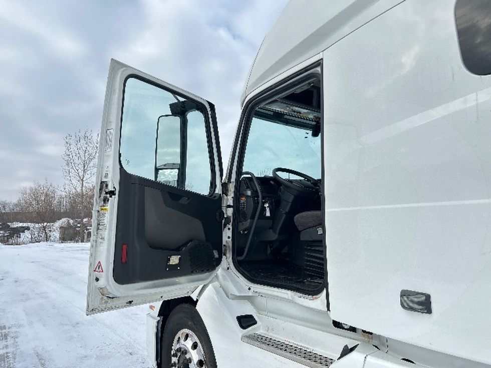 Sleeper Tractor-Heavy Duty Tractors-Volvo-2020-VNL64760-Ottawa-ON-835,948\n\t\tkm-$ 81,000 - Image 9