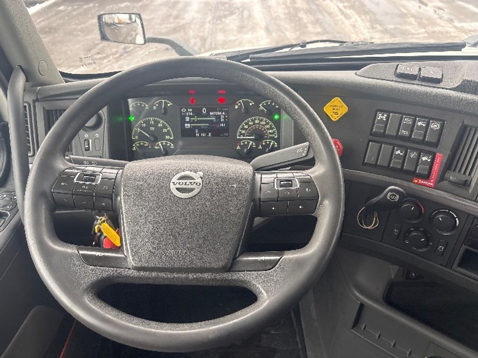 Sleeper Tractor-Heavy Duty Tractors-Volvo-2020-VNL64760-Ottawa-ON-847,207\n\t\tkm-$ 80,250 - Image 11