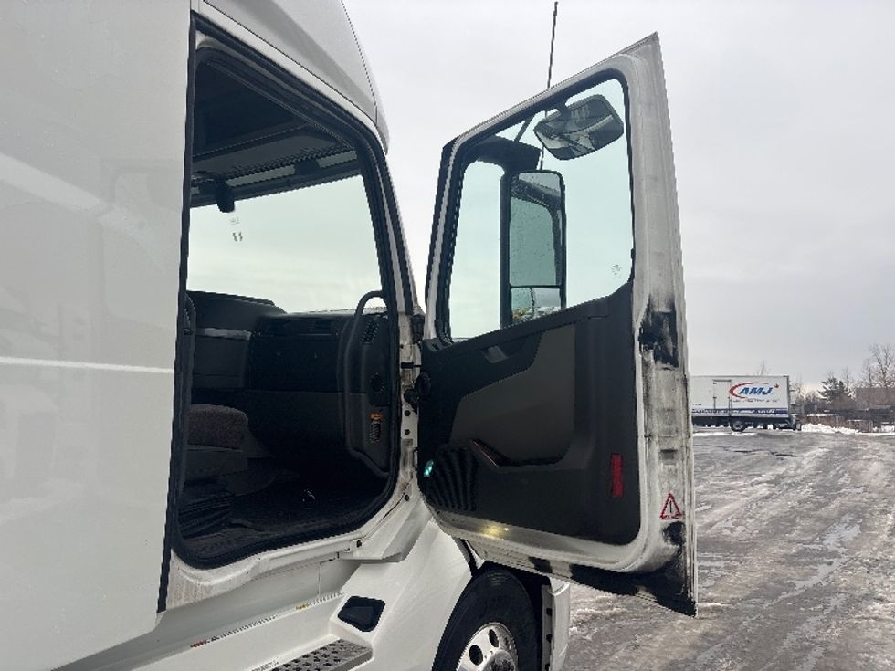 Sleeper Tractor-Heavy Duty Tractors-Volvo-2020-VNL64760-Ottawa-ON-847,207\n\t\tkm-$ 80,250 - Image 13