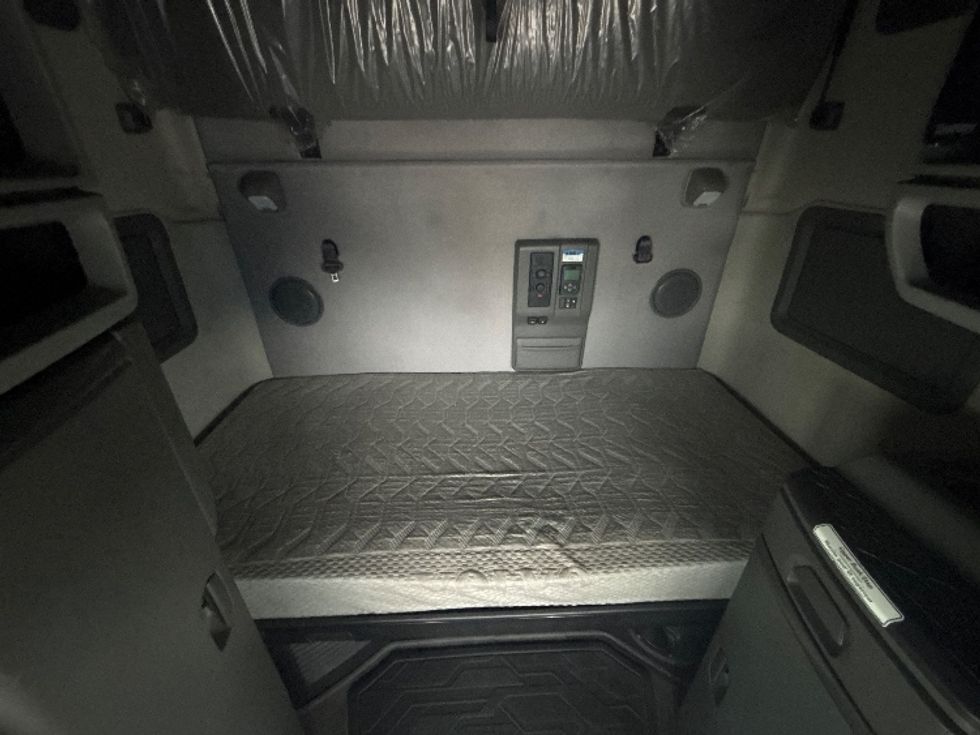 Sleeper Tractor-Heavy Duty Tractors-Volvo-2020-VNL64760-Ottawa-ON-847,207\n\t\tkm-$ 80,250 - Image 16