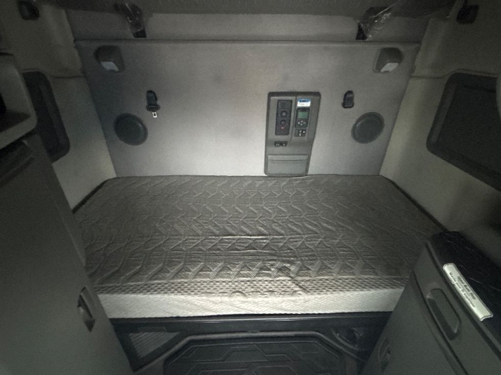 Sleeper Tractor-Heavy Duty Tractors-Volvo-2020-VNL64760-Ottawa-ON-847,207\n\t\tkm-$ 80,250 - Image 17