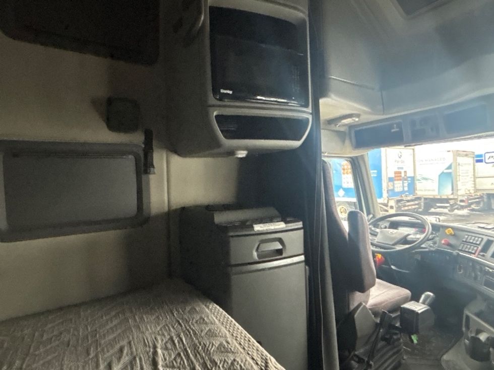 Sleeper Tractor-Heavy Duty Tractors-Volvo-2020-VNL64760-Ottawa-ON-847,207\n\t\tkm-$ 80,250 - Image 18