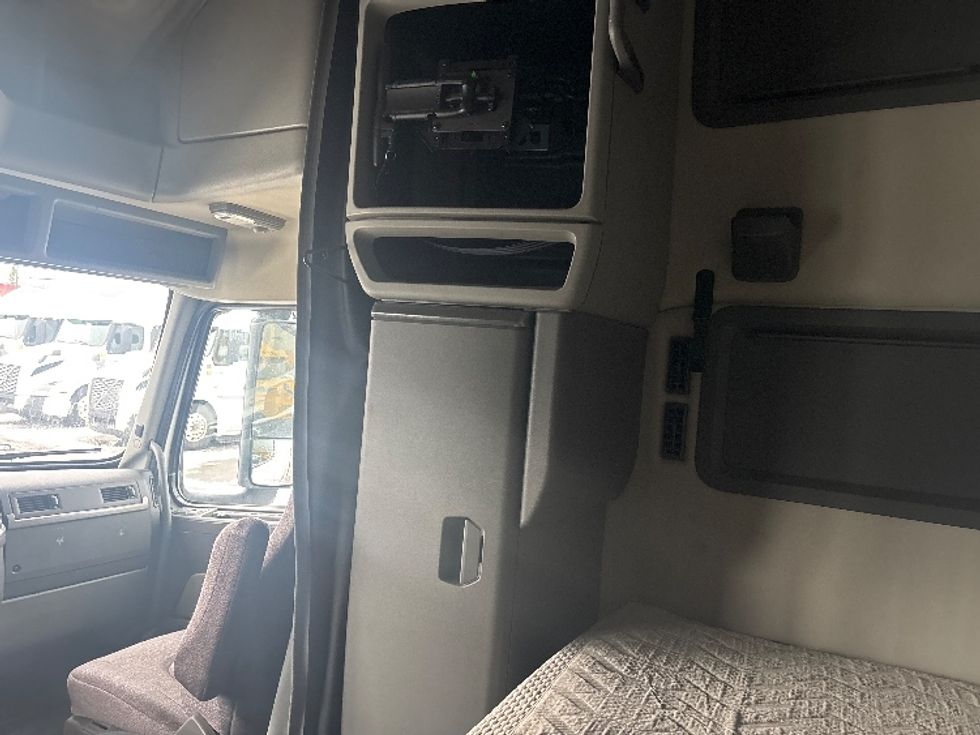 Sleeper Tractor-Heavy Duty Tractors-Volvo-2020-VNL64760-Ottawa-ON-847,207\n\t\tkm-$ 80,250 - Image 19