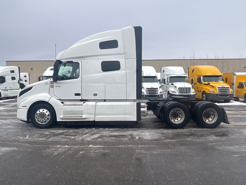 Sleeper Tractor-Heavy Duty Tractors-Volvo-2020-VNL64760-Ottawa-ON-847,207\n\t\tkm-$ 80,250 - Image 4