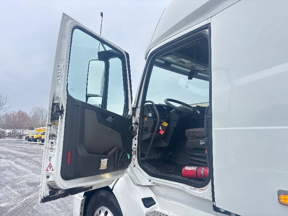 Sleeper Tractor-Heavy Duty Tractors-Volvo-2020-VNL64760-Ottawa-ON-847,207\n\t\tkm-$ 80,250 - Image 9