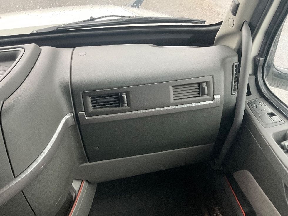 Sleeper Tractor-Heavy Duty Tractors-Volvo-2020-VNL64760-Ottawa-ON-879,189\n\t\tkm-$ 78,500 - Image 14