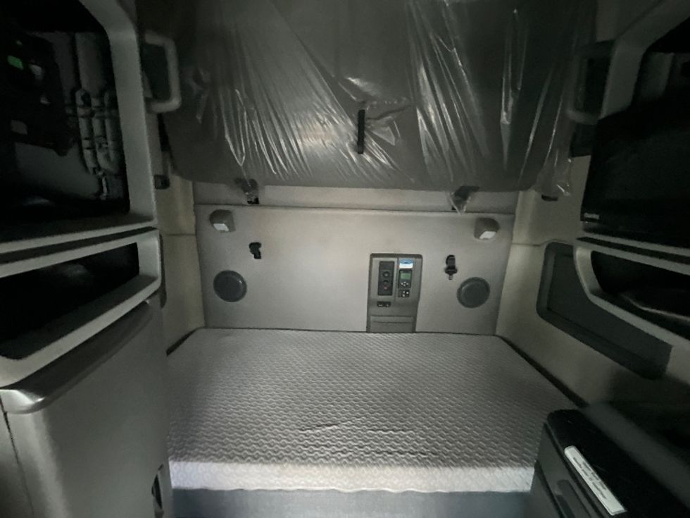 Sleeper Tractor-Heavy Duty Tractors-Volvo-2020-VNL64760-Ottawa-ON-879,189\n\t\tkm-$ 78,500 - Image 16