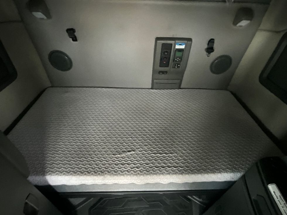 Sleeper Tractor-Heavy Duty Tractors-Volvo-2020-VNL64760-Ottawa-ON-879,189\n\t\tkm-$ 78,500 - Image 17