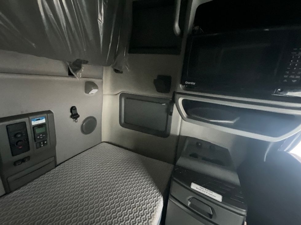 Sleeper Tractor-Heavy Duty Tractors-Volvo-2020-VNL64760-Ottawa-ON-879,189\n\t\tkm-$ 78,500 - Image 18