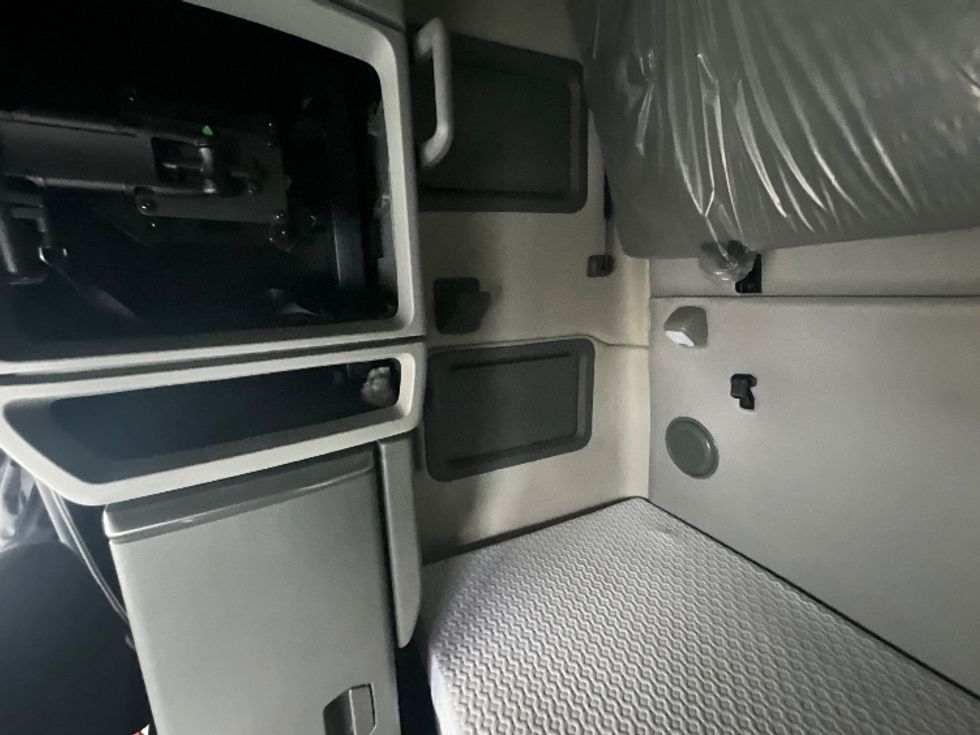 Sleeper Tractor-Heavy Duty Tractors-Volvo-2020-VNL64760-Ottawa-ON-879,189\n\t\tkm-$ 78,500 - Image 19