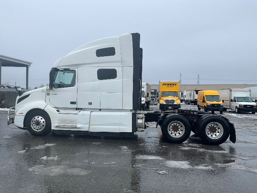 Sleeper Tractor-Heavy Duty Tractors-Volvo-2020-VNL64760-Ottawa-ON-879,189\n\t\tkm-$ 78,500 - Image 4