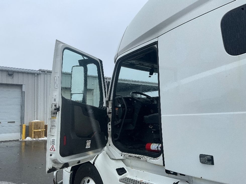 Sleeper Tractor-Heavy Duty Tractors-Volvo-2020-VNL64760-Ottawa-ON-879,189\n\t\tkm-$ 78,500 - Image 9