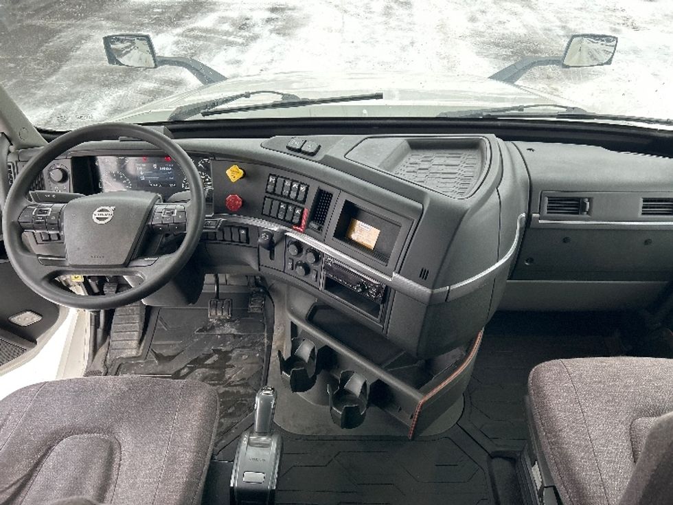 Sleeper Tractor-Heavy Duty Tractors-Volvo-2020-VNL64760-Ottawa-ON-895,494\n\t\tkm-$ 77,500 - Image 12