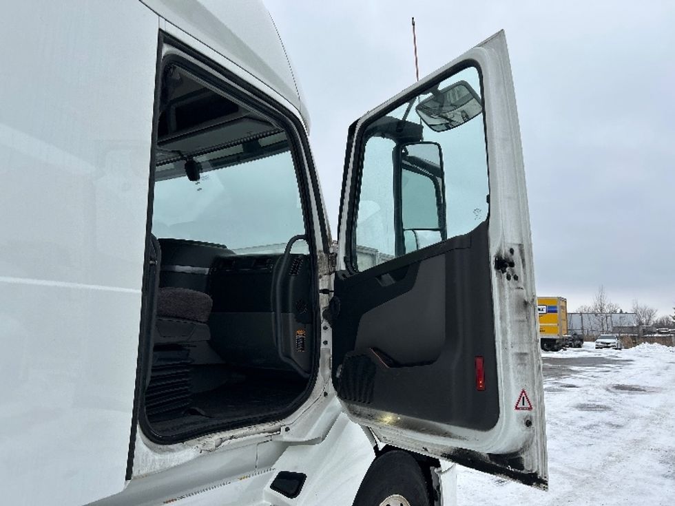 Sleeper Tractor-Heavy Duty Tractors-Volvo-2020-VNL64760-Ottawa-ON-895,494\n\t\tkm-$ 77,500 - Image 13