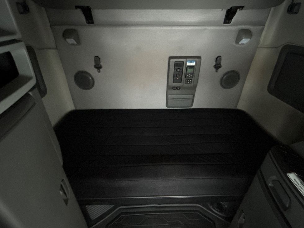 Sleeper Tractor-Heavy Duty Tractors-Volvo-2020-VNL64760-Ottawa-ON-895,494\n\t\tkm-$ 77,500 - Image 16