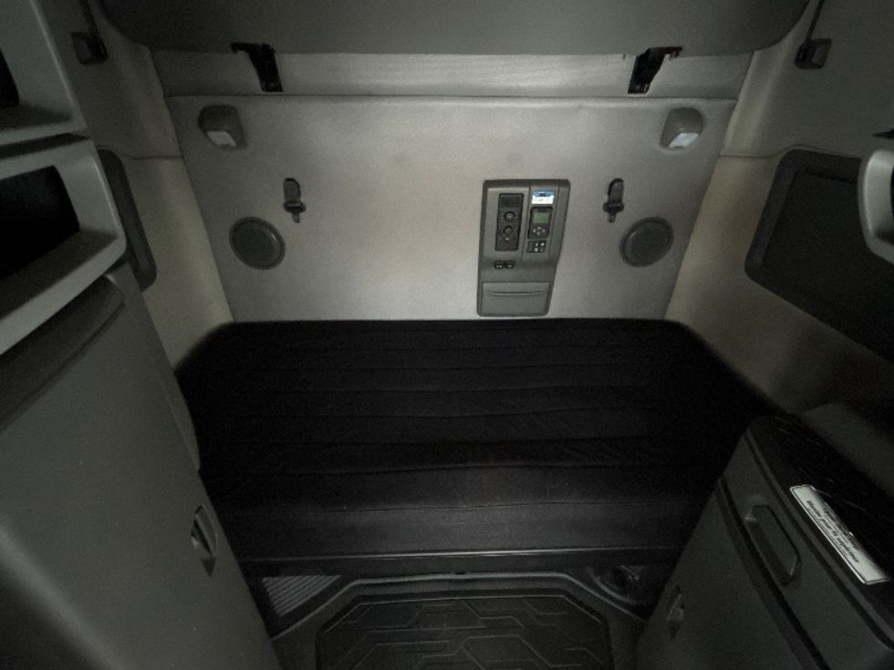 Sleeper Tractor-Heavy Duty Tractors-Volvo-2020-VNL64760-Ottawa-ON-895,494\n\t\tkm-$ 77,500 - Image 17