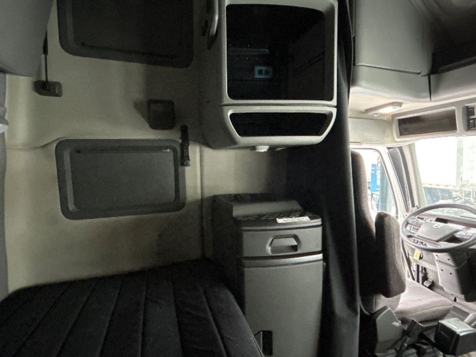 Sleeper Tractor-Heavy Duty Tractors-Volvo-2020-VNL64760-Ottawa-ON-895,494\n\t\tkm-$ 77,500 - Image 18