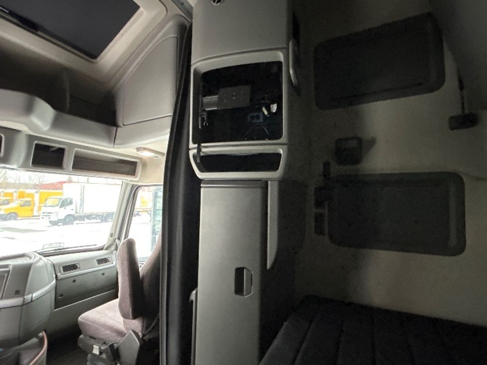 Sleeper Tractor-Heavy Duty Tractors-Volvo-2020-VNL64760-Ottawa-ON-895,494\n\t\tkm-$ 77,500 - Image 19