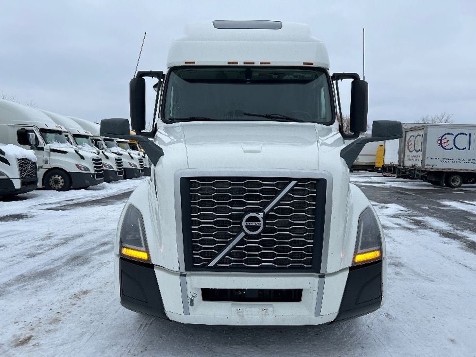 Sleeper Tractor-Heavy Duty Tractors-Volvo-2020-VNL64760-Ottawa-ON-895,494\n\t\tkm-$ 77,500 - Image 2