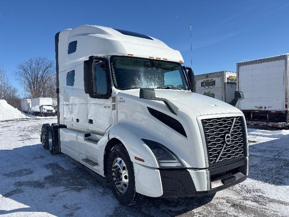 Sleeper Tractor-Heavy Duty Tractors-Volvo-2020-VNL64760-Ottawa-ON-910,328\n\t\tkm-$ 76,750 - Image 1