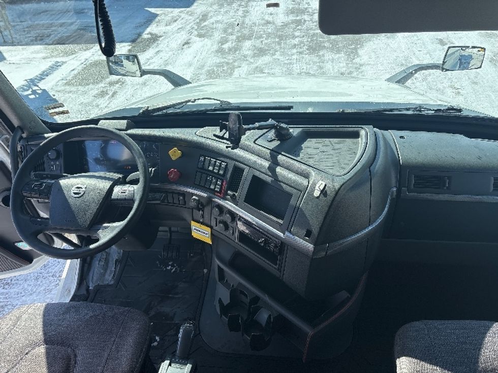 Sleeper Tractor-Heavy Duty Tractors-Volvo-2020-VNL64760-Ottawa-ON-910,328\n\t\tkm-$ 76,750 - Image 12
