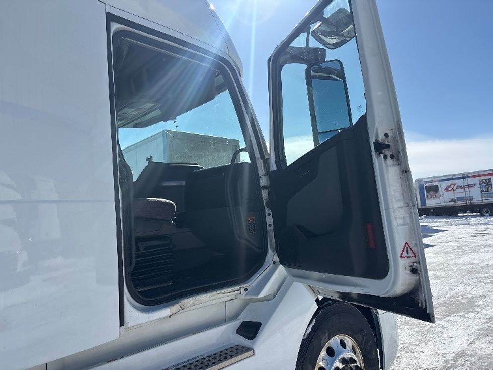 Sleeper Tractor-Heavy Duty Tractors-Volvo-2020-VNL64760-Ottawa-ON-910,328\n\t\tkm-$ 76,750 - Image 13