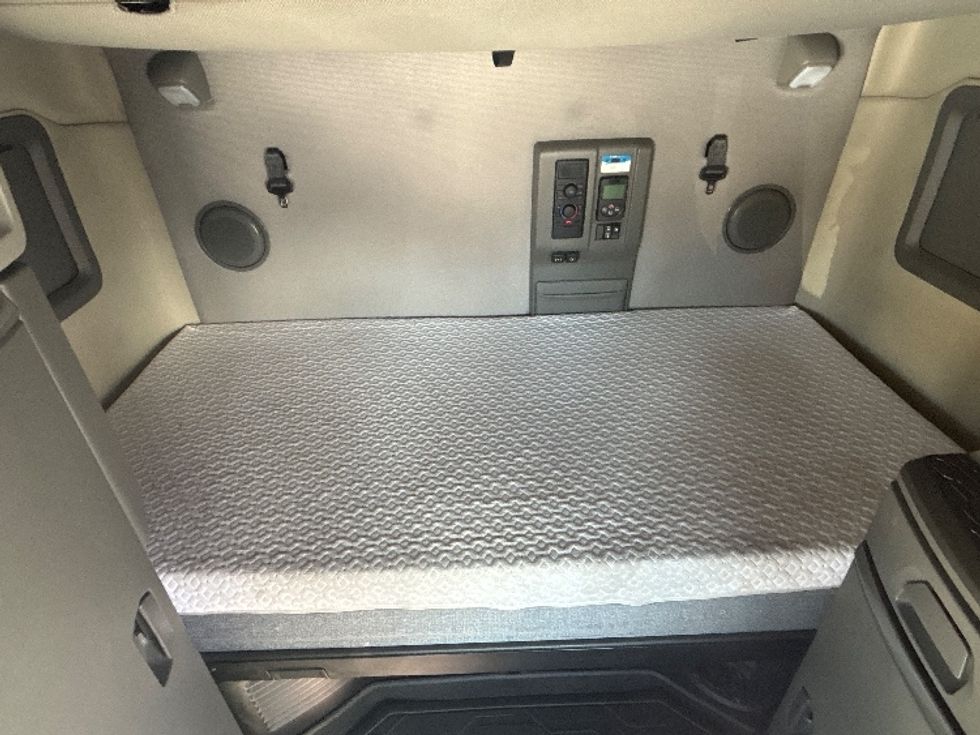 Sleeper Tractor-Heavy Duty Tractors-Volvo-2020-VNL64760-Ottawa-ON-910,328\n\t\tkm-$ 76,750 - Image 16