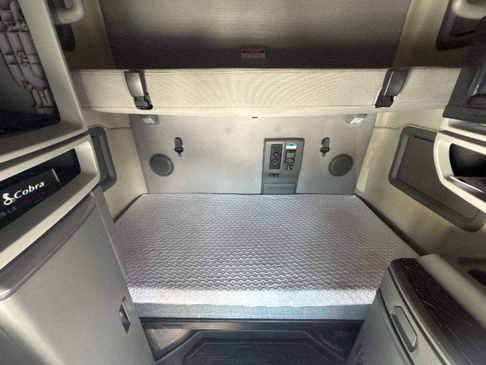 Sleeper Tractor-Heavy Duty Tractors-Volvo-2020-VNL64760-Ottawa-ON-910,328\n\t\tkm-$ 76,750 - Image 17