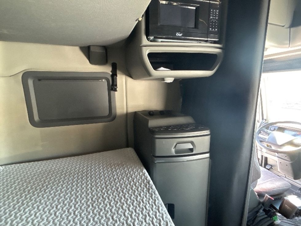 Sleeper Tractor-Heavy Duty Tractors-Volvo-2020-VNL64760-Ottawa-ON-910,328\n\t\tkm-$ 76,750 - Image 18