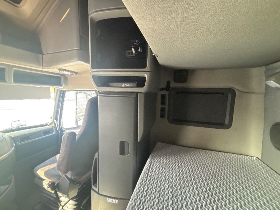 Sleeper Tractor-Heavy Duty Tractors-Volvo-2020-VNL64760-Ottawa-ON-910,328\n\t\tkm-$ 76,750 - Image 19