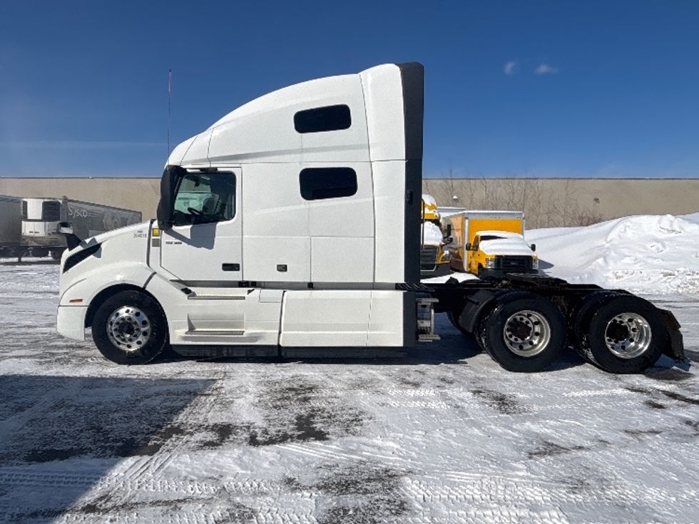 Sleeper Tractor-Heavy Duty Tractors-Volvo-2020-VNL64760-Ottawa-ON-910,328\n\t\tkm-$ 76,750 - Image 4