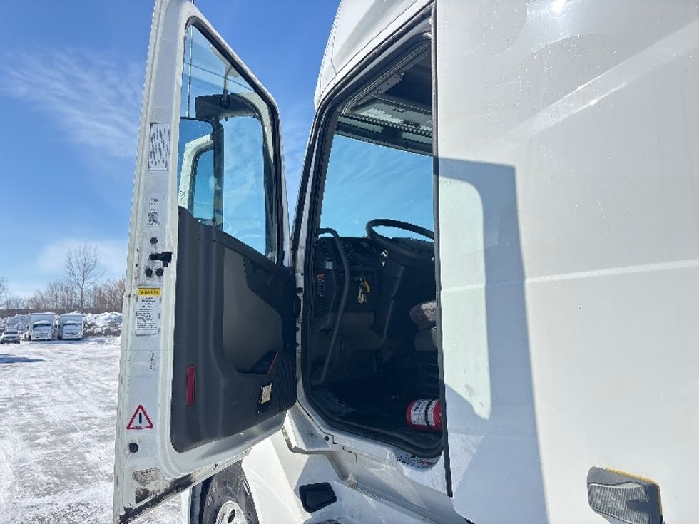 Sleeper Tractor-Heavy Duty Tractors-Volvo-2020-VNL64760-Ottawa-ON-910,328\n\t\tkm-$ 76,750 - Image 9