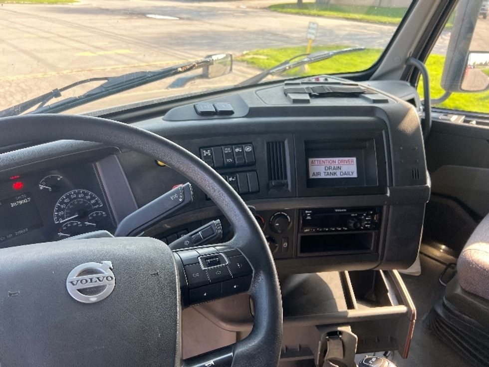 Sleeper Tractor-Heavy Duty Tractors-Volvo-2020-VNL64760-Rochester-NY-387,919\n\t\tmiles-$ 69,000 - Image 10