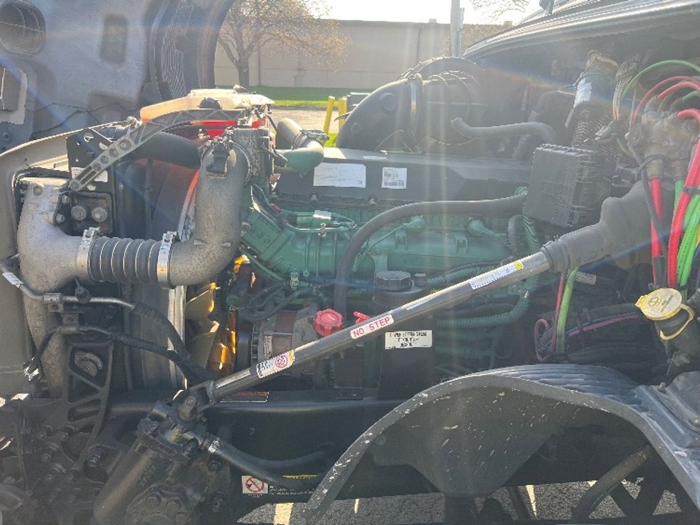 Sleeper Tractor-Heavy Duty Tractors-Volvo-2020-VNL64760-Rochester-NY-387,919\n\t\tmiles-$ 69,000 - Image 16