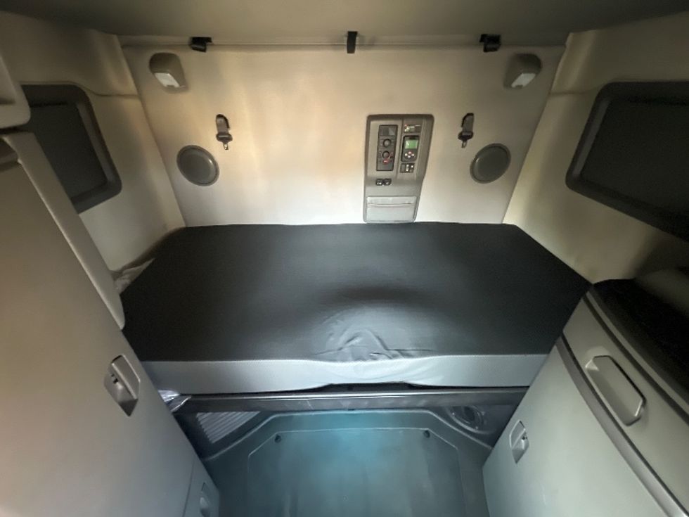 Sleeper Tractor-Heavy Duty Tractors-Volvo-2020-VNL64760-Rochester-NY-387,919\n\t\tmiles-$ 69,000 - Image 17