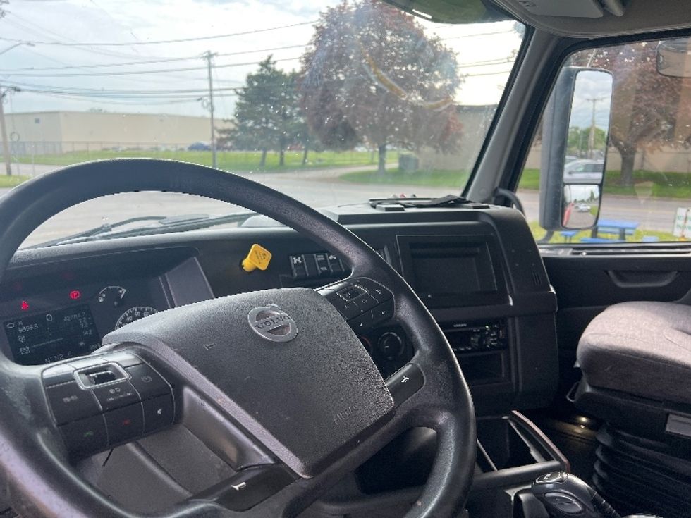 Sleeper Tractor-Heavy Duty Tractors-Volvo-2020-VNL64760-Rochester-NY-427,115\n\t\tmiles-$ 66,750 - Image 11