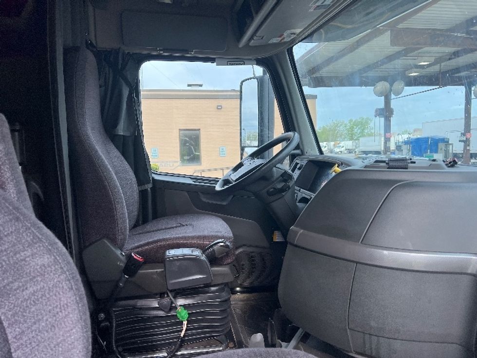 Sleeper Tractor-Heavy Duty Tractors-Volvo-2020-VNL64760-Rochester-NY-427,115\n\t\tmiles-$ 66,750 - Image 14