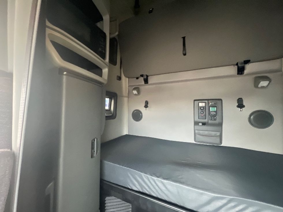 Sleeper Tractor-Heavy Duty Tractors-Volvo-2020-VNL64760-Rochester-NY-427,115\n\t\tmiles-$ 66,750 - Image 17