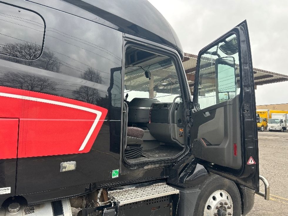 Sleeper Tractor-Heavy Duty Tractors-Volvo-2020-VNL64760-Rochester-NY-456,154\n\t\tmiles-$ 57,000 - Image 12