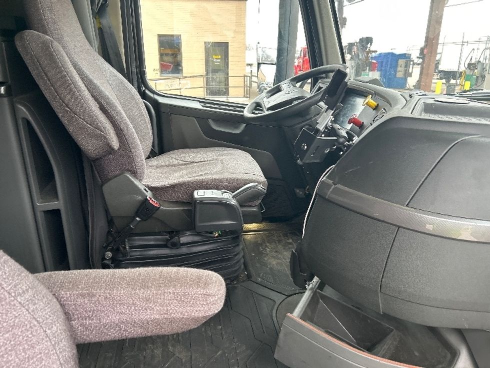 Sleeper Tractor-Heavy Duty Tractors-Volvo-2020-VNL64760-Rochester-NY-456,154\n\t\tmiles-$ 57,000 - Image 14