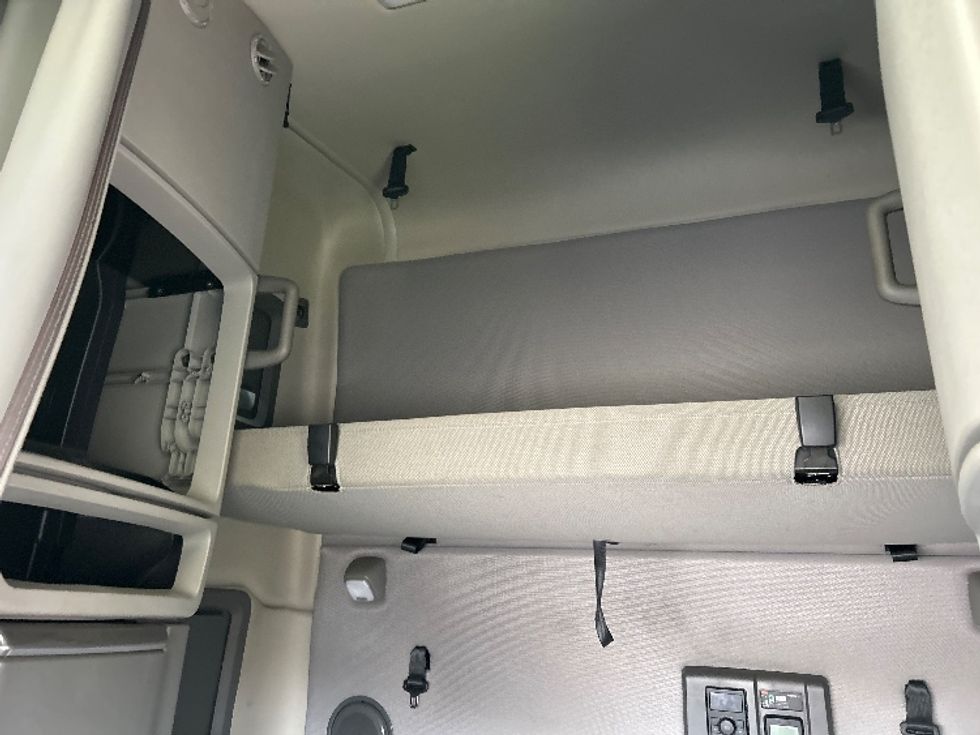 Sleeper Tractor-Heavy Duty Tractors-Volvo-2020-VNL64760-Rochester-NY-456,154\n\t\tmiles-$ 57,000 - Image 17