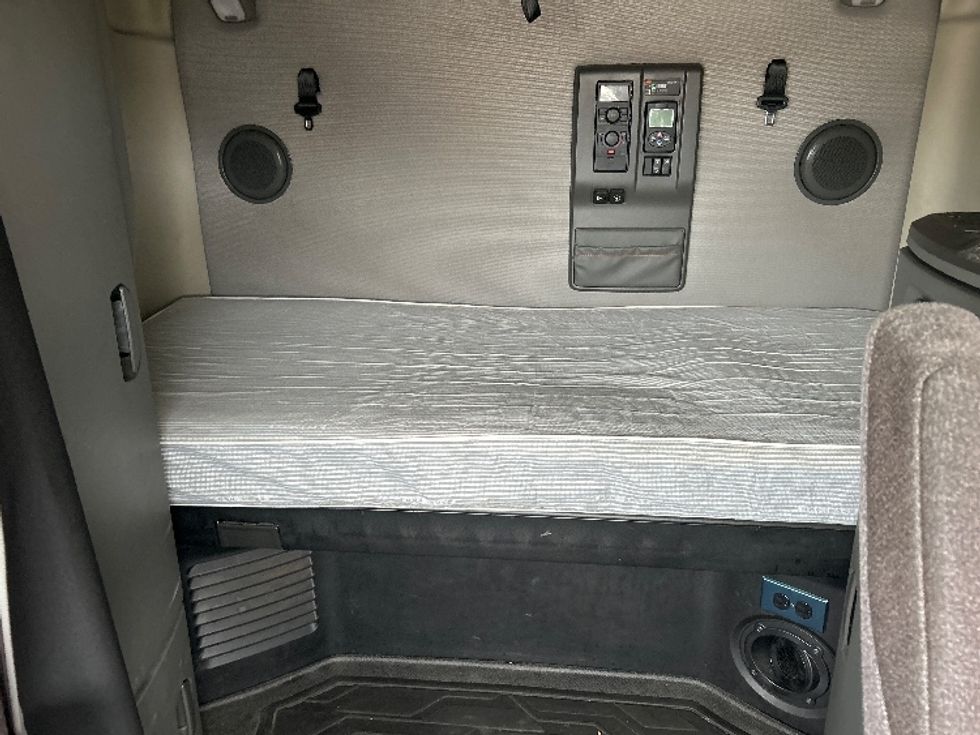 Sleeper Tractor-Heavy Duty Tractors-Volvo-2020-VNL64760-Rochester-NY-456,154\n\t\tmiles-$ 57,000 - Image 18