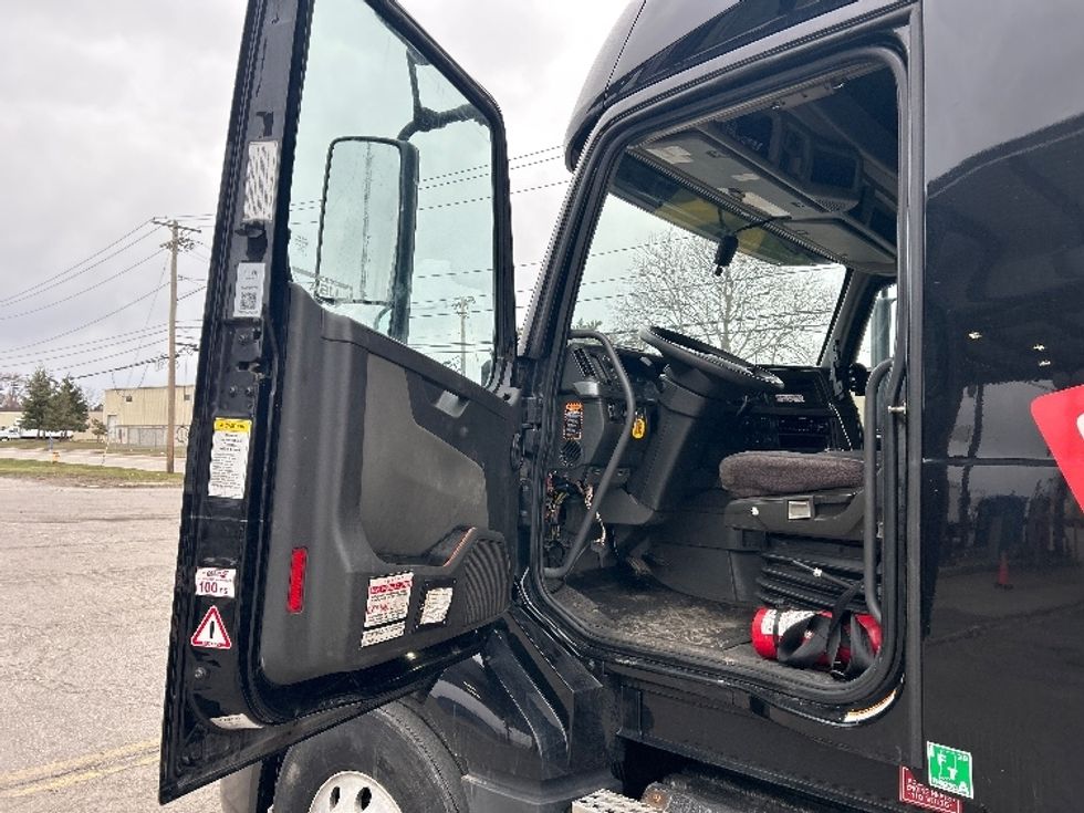 Sleeper Tractor-Heavy Duty Tractors-Volvo-2020-VNL64760-Rochester-NY-456,154\n\t\tmiles-$ 57,000 - Image 9