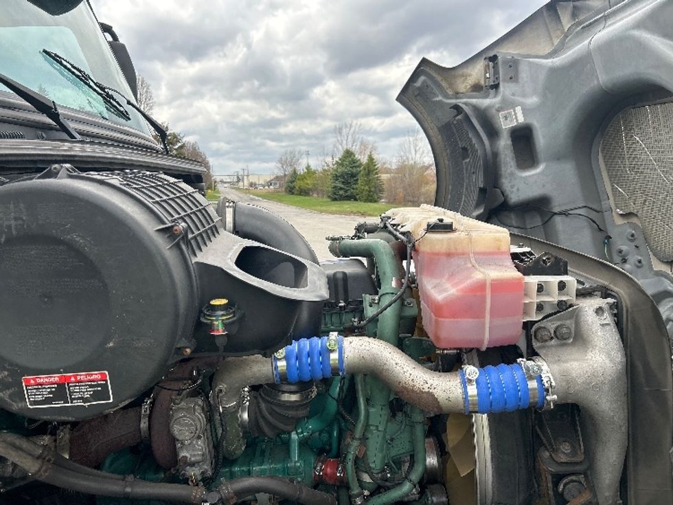 Sleeper Tractor-Heavy Duty Tractors-Volvo-2020-VNL64760-Rochester-NY-468,412\n\t\tmiles-$ 63,500 - Image 15
