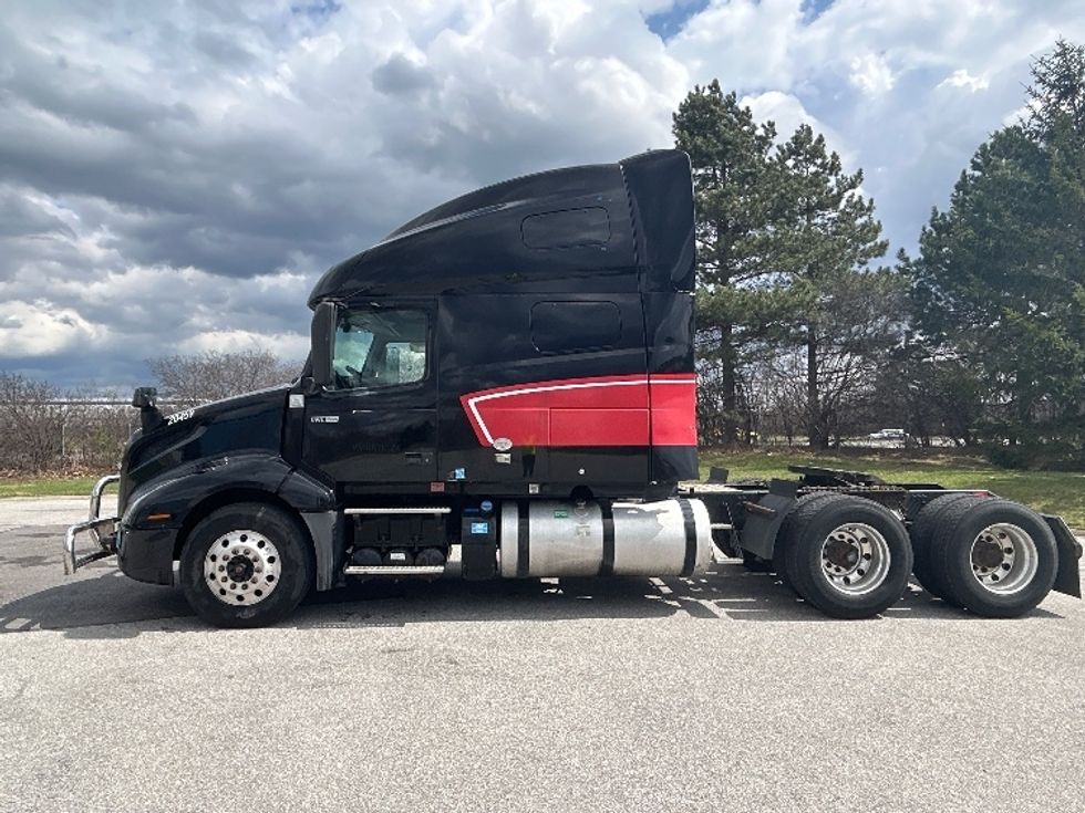 Sleeper Tractor-Heavy Duty Tractors-Volvo-2020-VNL64760-Rochester-NY-468,412\n\t\tmiles-$ 63,500 - Image 4
