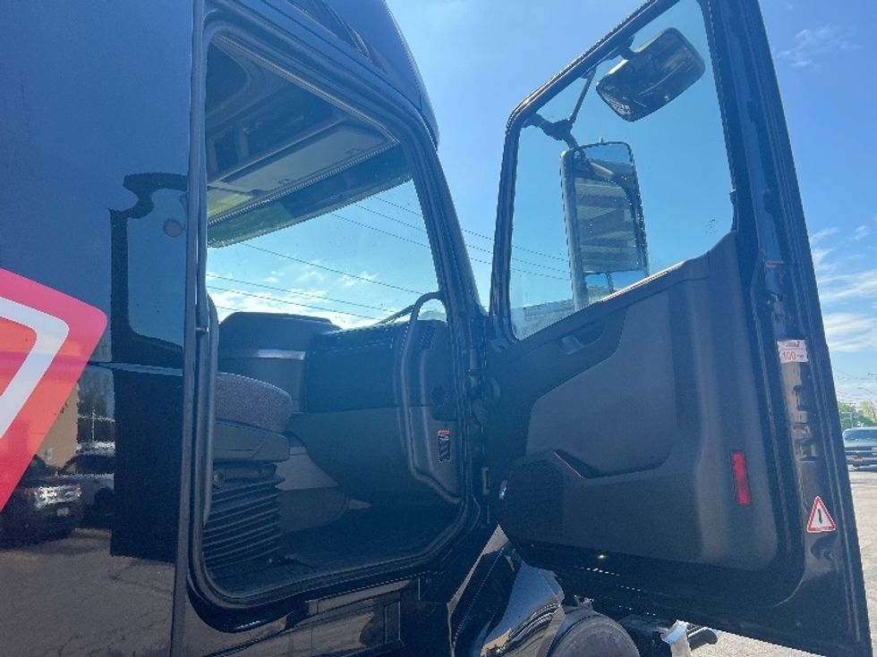 Sleeper Tractor-Heavy Duty Tractors-Volvo-2020-VNL64760-Rochester-NY-476,758\n\t\tmiles-$ 63,500 - Image 13