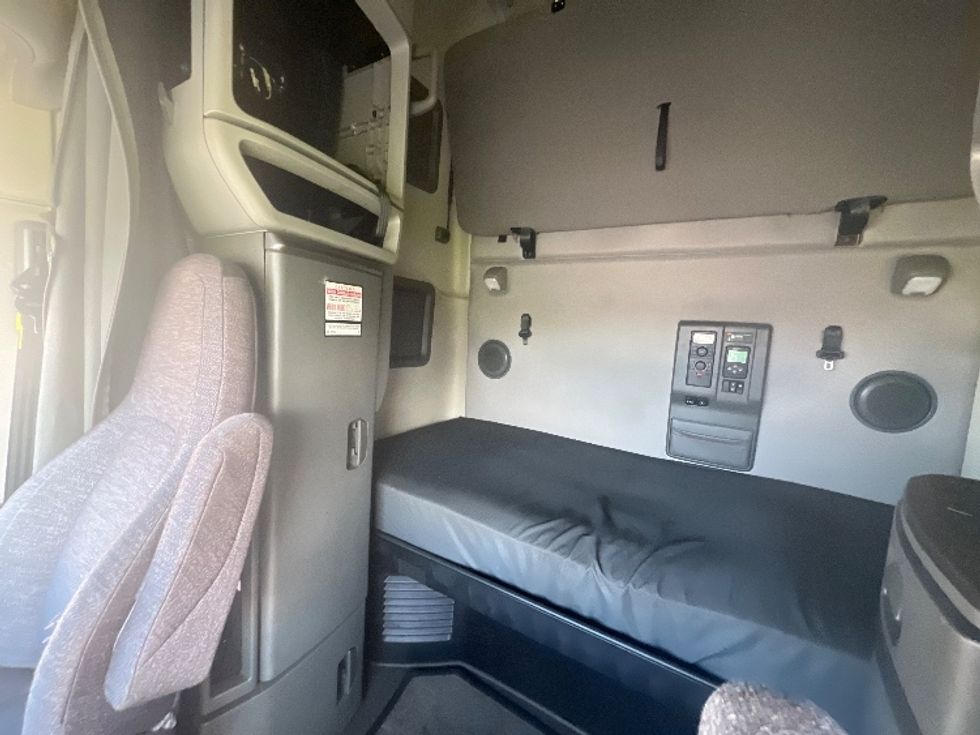 Sleeper Tractor-Heavy Duty Tractors-Volvo-2020-VNL64760-Rochester-NY-476,758\n\t\tmiles-$ 63,500 - Image 17